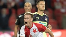 Slávistický záložník Petr Ševčík právě vstřelil gól Plzni a běží ho oslavit s... Slávistický záložník Petr Ševčík právě vstřelil gól Plzni a běží ho oslavit s...