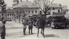 Sovětské kaťuše na konci války parkovaly na žďárském náměstí. Namířeny byly... Sovětské kaťuše na konci války parkovaly na žďárském náměstí. Namířeny byly...