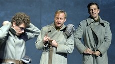 Jan Bidlas (uprostřed) a Igor Orozovič (vpravo) při zkoušce inscenace Plukovník... Jan Bidlas (uprostřed) a Igor Orozovič (vpravo) při zkoušce inscenace Plukovník...
