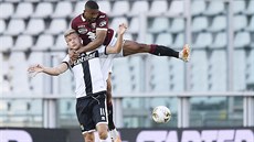 Nicolas N'Koulou (nahoře) z Turína a Andreas Cornelius z Parmy v nevybíravém... Nicolas N'Koulou (nahoře) z Turína a Andreas Cornelius z Parmy v nevybíravém...