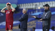 James Milner z Liverpoolu vhazuje, vpravo gestikuluje jeho trenér Jürgen Klopp,... James Milner z Liverpoolu vhazuje, vpravo gestikuluje jeho trenér Jürgen Klopp,...