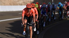 Jan Hirt v oranžovém dresu týmu CCC táhne peloton. Jan Hirt v oranžovém dresu týmu CCC táhne peloton.