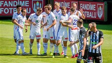 Fotbalisté Českých Budějovic polykají zklamání, hráči Mladé Boleslavi slaví... Fotbalisté Českých Budějovic polykají zklamání, hráči Mladé Boleslavi slaví...