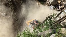 Most nevydržel. Kamoin zmizel v propasti Most nevydržel. Kamoin zmizel v propasti