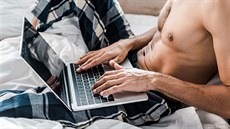 V určité míře je sledování filmů pro dospělé neškodné, a může být dokonce i... V určité míře je sledování filmů pro dospělé neškodné, a může být dokonce i...