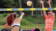 Anna Pospíšilová smečuje, Michala Kvapilová blokuje. Anna Pospíšilová smečuje, Michala Kvapilová blokuje.