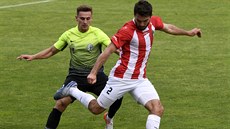 Žižkovský Ondřej Žežulka (vpravo) v souboji s Janem Šteiglem z Prostějova. Žižkovský Ondřej Žežulka (vpravo) v souboji s Janem Šteiglem z Prostějova.