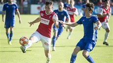 Pardubický Pavel Zifčák (vlevo) v souboji s Vojtěchem Křišťálem z Jihlavy. Pardubický Pavel Zifčák (vlevo) v souboji s Vojtěchem Křišťálem z Jihlavy.