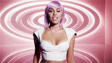 Miley Cyrusová ve videoklipu k singlu Roll On z Netflix seriálu erné zrcadlo...