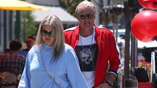 Dolph Lundgren a jeho snoubenka Emma Krokdalová (Západní Hollywood, 26. ervna...