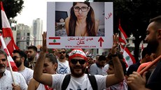 Demonstrant drí transparent s fotkou Khalify a nápisem "Ona si zaslouí více...