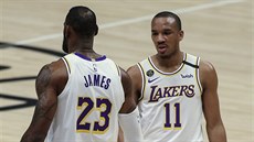 LeBron James (vlevo) a dalí lenové LA Lakers se v play off NBA na pomoc...