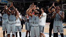 Basketbalisté ASVEL Lyon Villeurbanne dkují fanoukm.