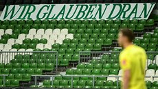 Český brankář Jiří Pavlenka sleduje spoluhráče z Werderu Brémy. Český brankář Jiří Pavlenka sleduje spoluhráče z Werderu Brémy.