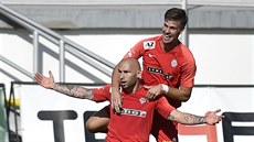 Peter Štepanovský (dole) a Adrián Čermák z Brna se radují z gólu. Peter Štepanovský (dole) a Adrián Čermák z Brna se radují z gólu.