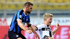 Stefan de Vrij (vlevo) z Interu Milán posílá k zemi Andrease Corneliuse z Parmy. Stefan de Vrij (vlevo) z Interu Milán posílá k zemi Andrease Corneliuse z Parmy.