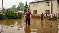 Marta Průšková z Raspenavy má zaplavenou zahradu, dvůr i garáž. Je to už třetí... Marta Průšková z Raspenavy má zaplavenou zahradu, dvůr i garáž. Je to už třetí...