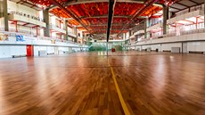 Hala TJ Slavia v Hradci Králové má novou palubovku, ale potíže se střechou (25.... Hala TJ Slavia v Hradci Králové má novou palubovku, ale potíže se střechou (25....