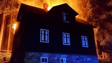 Hasiči bojovali s požárem chaty na šumavském Špičáku. Škoda je předběžně... Hasiči bojovali s požárem chaty na šumavském Špičáku. Škoda je předběžně...