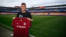 Bulharský fotbalista Martin Minčev pózuje se sparťanským dresem. Bulharský fotbalista Martin Minčev pózuje se sparťanským dresem.