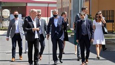 Premiér Andrej Babiš si při návštěvě Karlových Varů pomáhal při chůzi holí (26.... Premiér Andrej Babiš si při návštěvě Karlových Varů pomáhal při chůzi holí (26....