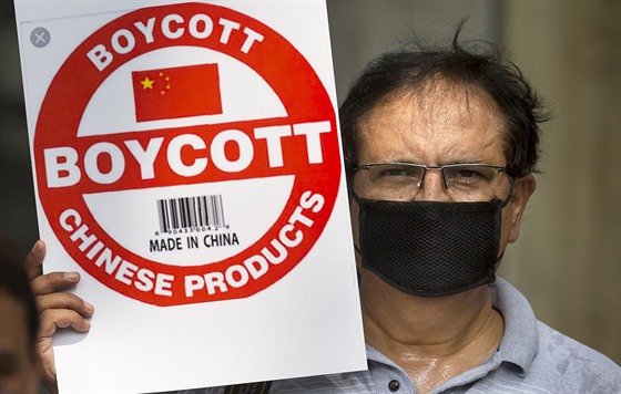 Noviná v indickém Novém Dillí demonstruje za bojkot ínských výrobk. (30....