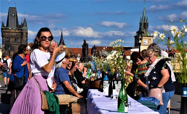 Sousedská slavnost se koná dnes večer na Karlově mostě.