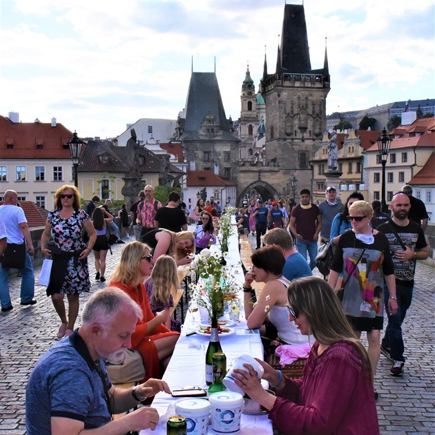 Sousedská slavnost se koná dnes večer na Karlově mostě.