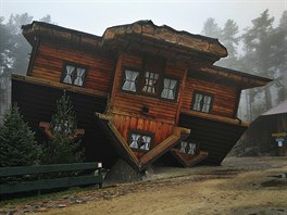 Symbolem naučného areálu je dům převrácený vzhůru nohama. Je alegorií moderního...