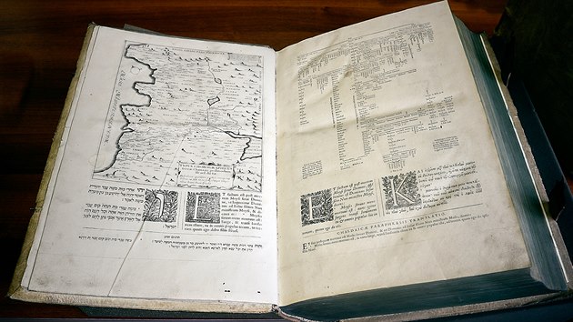 Detail jednoho ze t svazk Bible z prvn poloviny 17. stolet ve fondu Vdeck knihovny v Olomouci. Jde o st kompletu, kter tvo celkem deset svazk. Sedm zbvajcch vak bylo v roce 1996 z knihovny ukradeno, nyn se objevily v nabdce nmeckho antikvaritu a knihovna je kupuje zpt. (erven 2020)