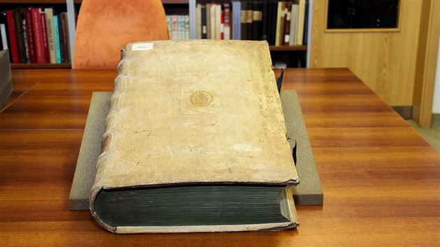 Jeden ze t svazk Bible z prvn poloviny 17. stolet ve fondu Vdeck knihovny v Olomouci. Na vku m zhruba pl metru. Jde o st kompletu, kter tvo celkem deset svazk. Sedm zbvajcch vak bylo v roce 1996 z knihovny ukradeno, nyn se objevily v nabdce nmeckho antikvaritu a knihovna je kupuje zpt. (erven 2020)