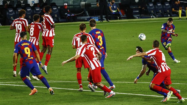 Barcelonsk Lionel Messi nakopv m do pokutovho zem Atltica Madrid.