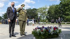 Ministr obrany Lubomír Metnar a náčelník generálního štábu Aleš Opata položili... Ministr obrany Lubomír Metnar a náčelník generálního štábu Aleš Opata položili...