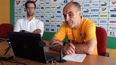 Václav Kotal, trenér Sparty (vpravo), odpovídá novinářům na videokonferenci... Václav Kotal, trenér Sparty (vpravo), odpovídá novinářům na videokonferenci...