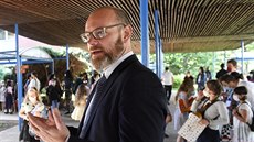 Ministr školství Robert Plaga na Základní škole Petra Strozziho v Praze. (30.... Ministr školství Robert Plaga na Základní škole Petra Strozziho v Praze. (30....