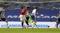 Bruno Fernandes (uprostřed) z Manchesteru United střílí gól v zápase s... Bruno Fernandes (uprostřed) z Manchesteru United střílí gól v zápase s...