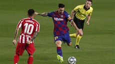 Barcelonský lídr Lionel Messi napahuje ke stele,  Angel Correa z Atlética...