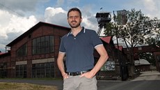 Karel Hlaváček je i spolumajitelem jazykové školy. Karel Hlaváček je i spolumajitelem jazykové školy.