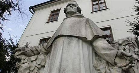 Johann Gregor Mendel - Mendelova socha na stejnojmenném námstí v Brn.