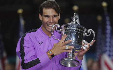 Chce někdo trofej z US Open? Slavnému grandslamu hrozí exodus hvězd Španělský tenista Rafael Nadal s trofejí pro vítěze US Open | na serveru Lidovky.cz | aktuální zprávy