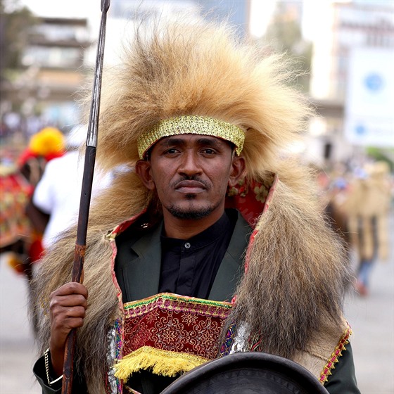 Zpvák Hachalu Hundessa v tradiním kostýmu pi etiopských oslavách (2. bezna...