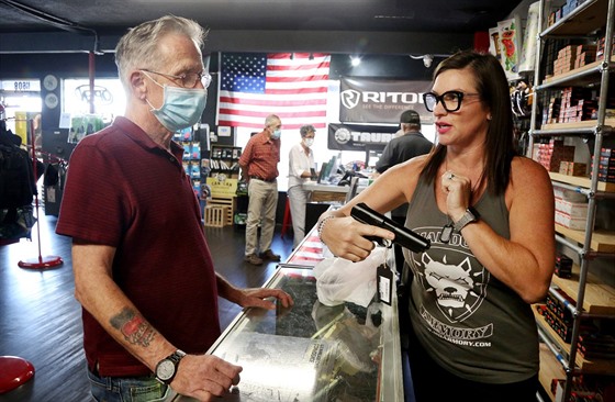 Zákazník v obchod se zbranmi na Florid (19. ervna 2020)