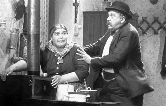 Antonie Nedoinská a Theodor Pitk v komedii Matka Krámerka (1934)
