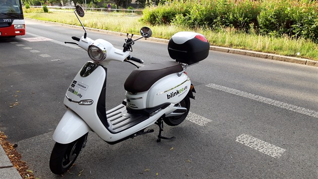 V pražských ulicích se objevují sdílené elektrické skútry nového poskytovatele Blinkee.city. Snímek jsem pořídil u stanice metra Strašnická