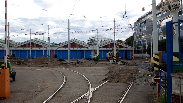 Do konce léta 2020 je kvůli rekonstrukci kolejí uzavřena Vozovna Strašnice. Z tohoto důvodu tramvaje vypravují místo ni ostatní vozovny.