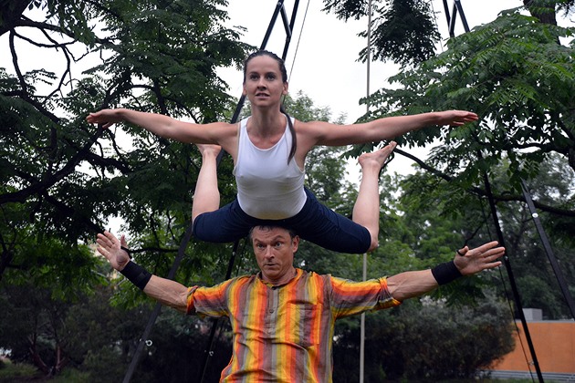 Akrobacii ve vzduchu od AirGym Art Company na festivalu pouličního divadla Za dveřmi 2020.