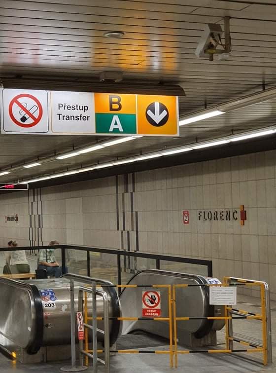 Ve stanici Praha Florenc se asi dá přestoupit z červené přes žlutou až na zelenou.