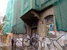 Domy v centru Prahy v Ječné ulici 7 a 9 připomínají vybydlený Chanov u Mostu či některé části Duchcova, ne tak Prahu. V domě, co je takto zdevastovaný, bydlela jedna známá bývalá mluvčí Charty 77, než ji nový majitel vystěhoval. Nyní dům připomíná WC a sk Domy v centru Prahy v Ječné ulici 7 a 9 připomínají vybydlený Chanov u Mostu či některé části Duchcova, ne tak Prahu. V domě, co je takto zdevastovaný, bydlela jedna známá bývalá mluvčí Charty 77, než ji nový majitel vystěhoval. Nyní dům připomíná WC a sk