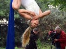 Akrobacii ve vzduchu od AirGym Art Company na festivalu pouličního divadla Za dveřmi 2020. Akrobacii ve vzduchu od AirGym Art Company na festivalu pouličního divadla Za dveřmi 2020.