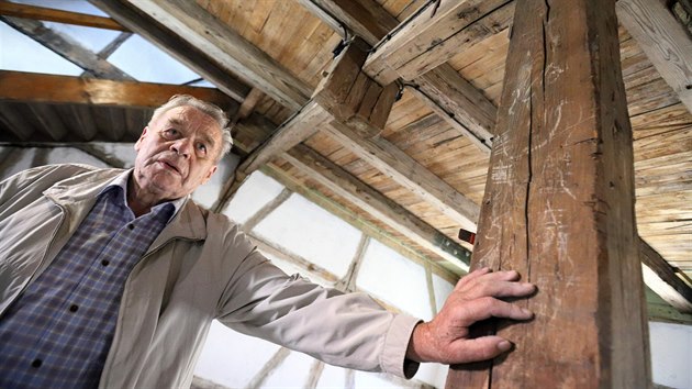 Josef Hauer, tesařský mistr, si prohlíží prostory městského špejcharu v... Josef Hauer, tesařský mistr, si prohlíží prostory městského špejcharu v...